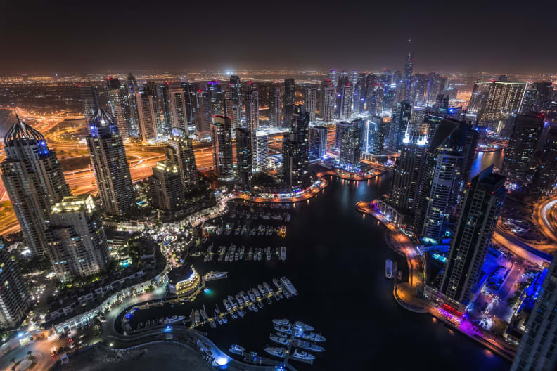 Dubai bei Nacht © Pierre Ogeron/Moment via Getty Images