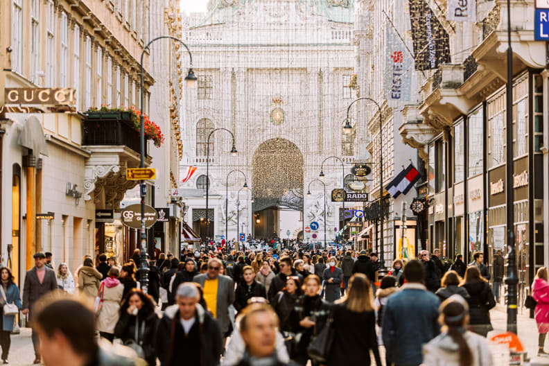 Einkaufsstraße in Wien ©Alexander Spatari/Moment via Getty Images
