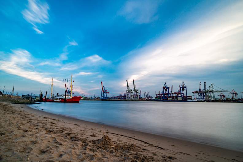 Elbstrand Oevelgönne, Hamburg Deutschland © stock.adobe.com - Michael