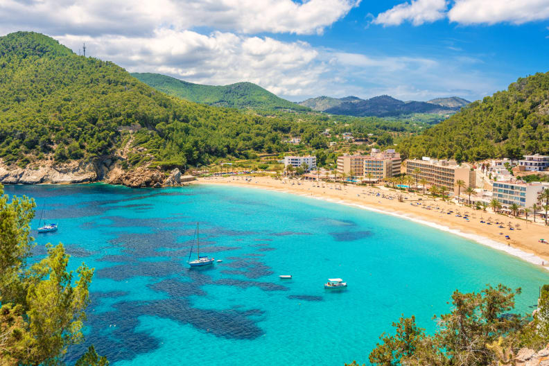 Erhöhter Blick über die wunderschöne Bucht und den Strand von Cala San Vicente © iStock.com/Juergen Sack
