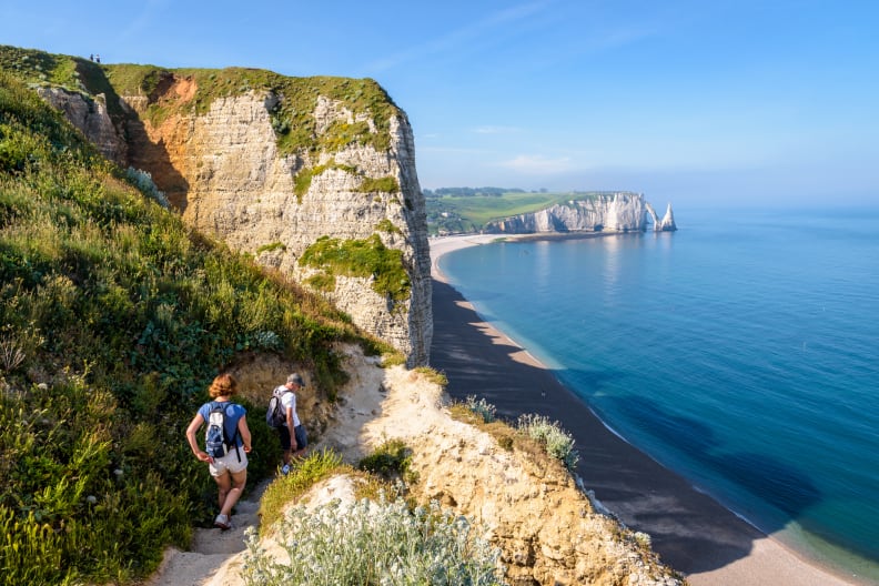 Etretat in Frankreich ©olrat/iStock Editorial / Getty Images Plus via Getty Images