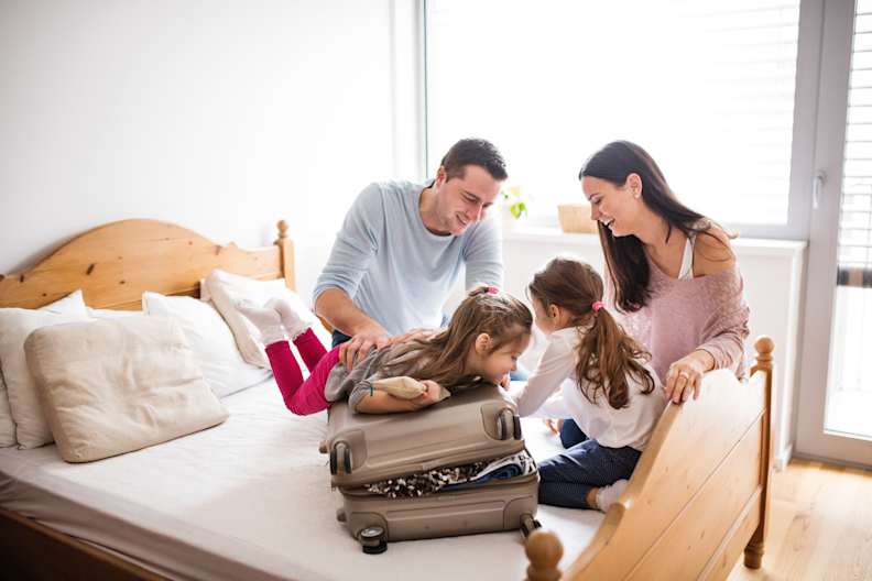 Beim Packen steigt die Vorfreude auf den Urlaub © stock.adobe.com - Halfpoint