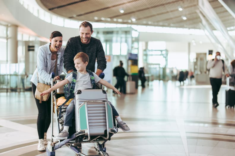 Familie am Flughafen © jacoblund/iStock / Getty Images Plus via Getty Images