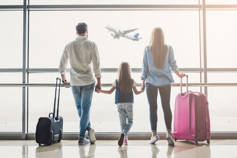 Familie am Flughafen © Vasyl Dolmatov/iStock / Getty Images Plus via Getty Images