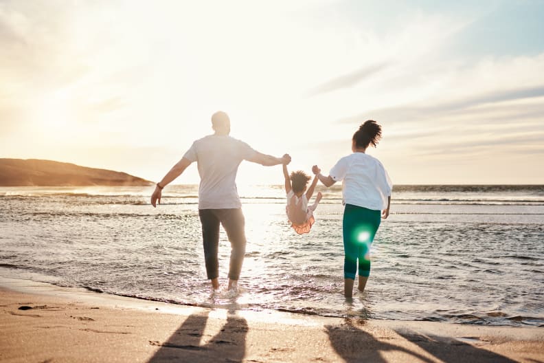 Familie am Strand © stock.adobe.com - Ramba/peopleimages.com