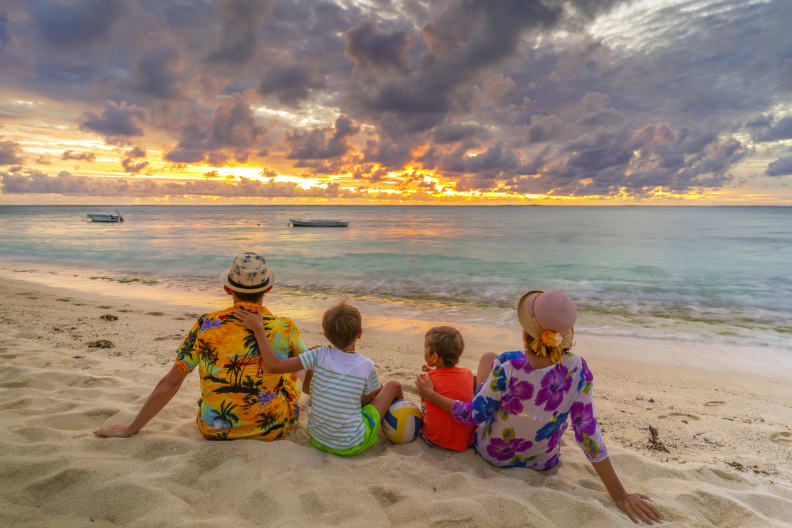 Familie am Strand ©Roberto Moiola / Sysaworld/Moment via Getty Images