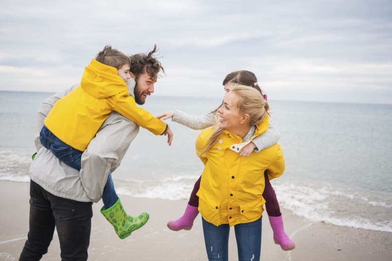 Familie am Strand ©Vesnaandjic/E+ via Getty Images