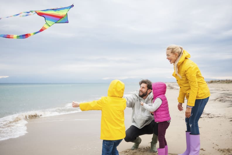 Familie an der Ostsee © Vesnaandjic/E+ via Getty Images