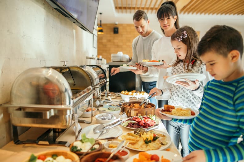 Familie beim Frühstück im Hotelrestaurant ©miljko/iStock
