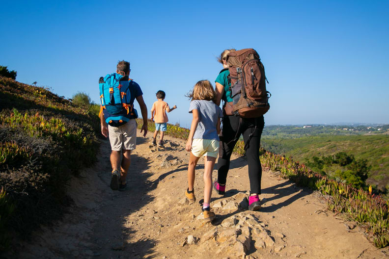 Familie beim Wandern ©MangoStar_Studio/iStock / Getty Images Plus via Getty Images