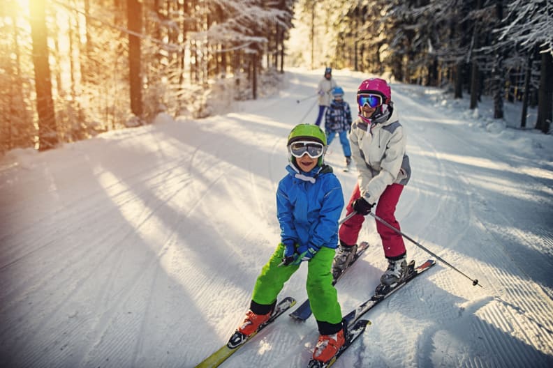 Familie fährt Ski © Imgorthand/E+ iStock / Getty Images Plus via Getty Images