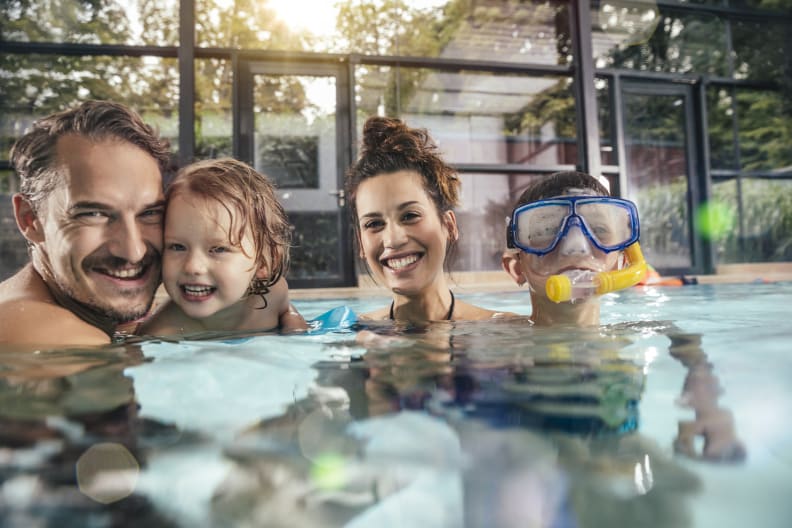 Familie im Wasser © Westend61/Westend61 via Getty Images