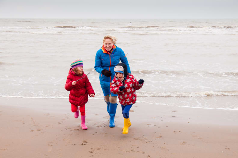 Familie in Regenkleidung ©DNHanlon/iStock / Getty Images Plus via Getty Images