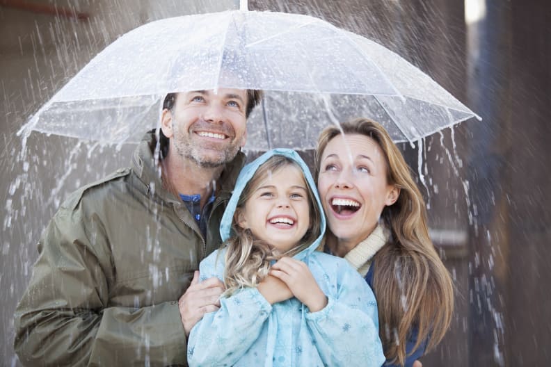Familie unter Regenschirm © Chris Ryan/iStock / Getty Images Plus via Getty Images