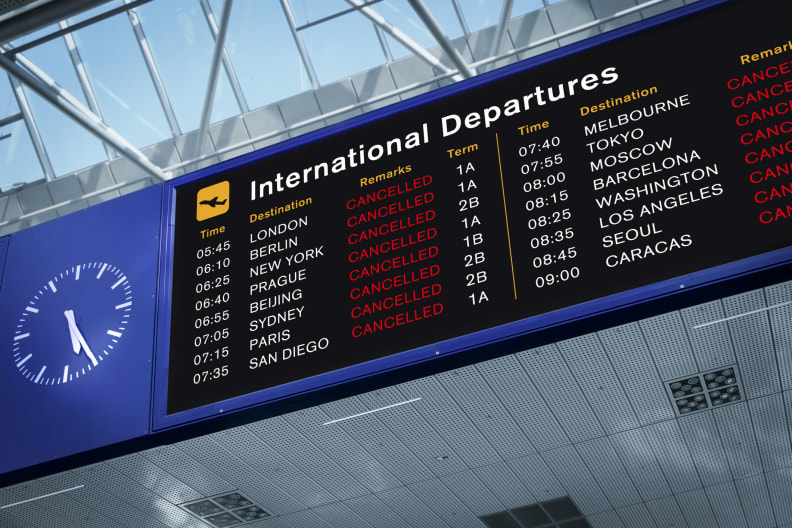 Informationstafel am Flughafen mit stornierten Flügen © iStock.com/narvikk