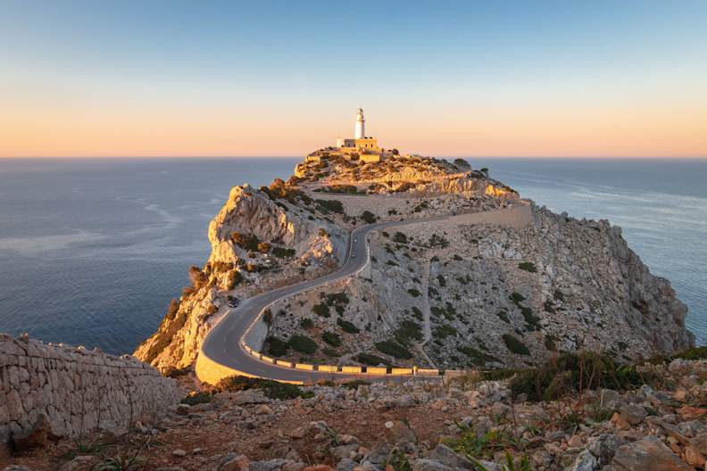 Straße zum Leuchtturm von Cap de Formentor bei Sonnenuntergang, Mallorca, Spanien