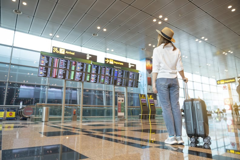 Frau am Flughafen © Virojt Changyencham/Moment via Getty Images