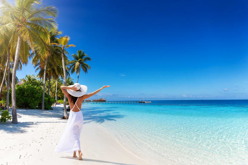 Frau am Strand, Malediven © SHansche/iStock / Getty Images Plus via Getty Images