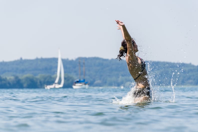 Eine Frau beim Baden im Bodensee © AK-Snapshot – stock.adobe.com
