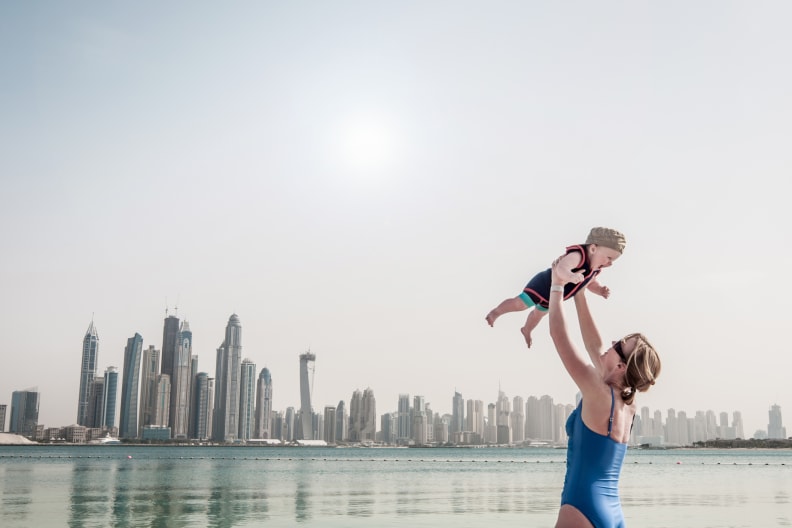 Frau mit Kind, Dubai © ImageGap/iStock / Getty Images Plus via Getty Images