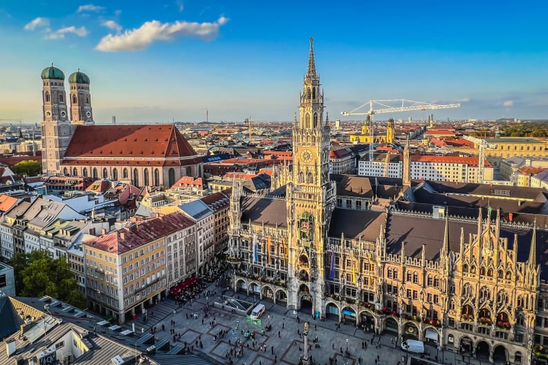 Frauenkirche und Rathaus München © mbell/Moment via Getty Images
