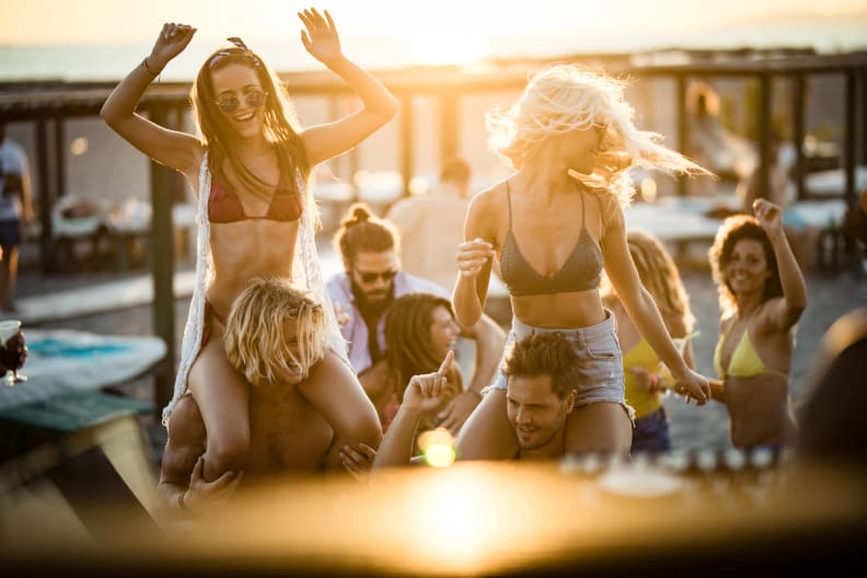 Freunde auf eine Beach-Party ©skynesher/E+ via Getty Images