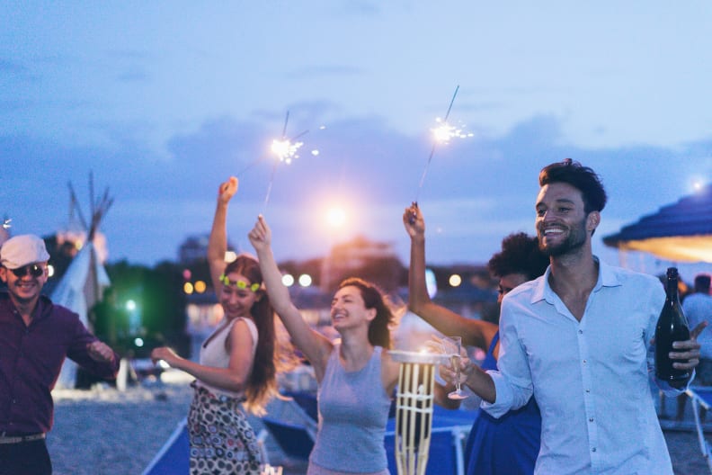 Freunde bei Strandparty © DisobeyArt/iStock / Getty Images Plus via Getty Images