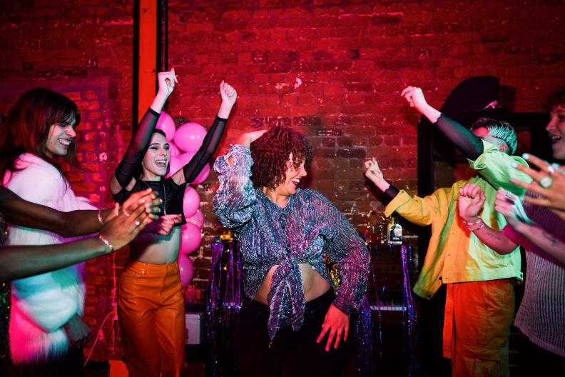 Freunde feiern eine Party © pixdeluxe/E+ via Getty Images
