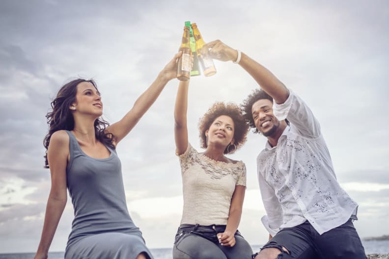 Freunde feiern gemeinsam auf Kuba © golero/E+ via Getty Images