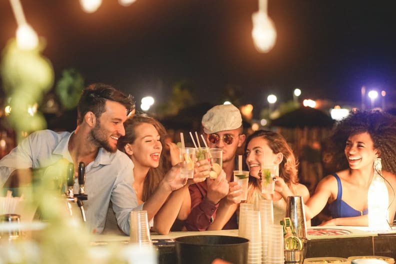 Freunde genießen den Abend gemeinsam, Italien © DisobeyArt/iStock / Getty Images Plus via Getty Images