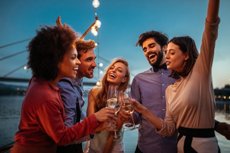 Freunde haben gemeinsam eine gute Zeit auf einem Boot. © bernardbodo/iStock / Getty Images Plus via Getty Images