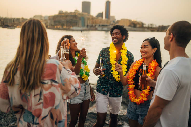 Freunde trinken Bier gemeinsam © Kosamtu/E+ via Getty Images