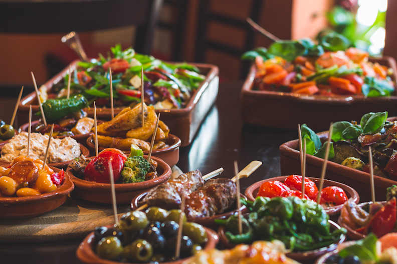 Frische Tapas serviert in einer Tapas-Bar © Bjoern Bremer/Moment via Getty Images