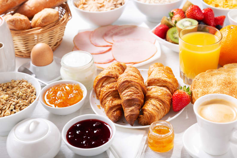 Frühstück mit Croissants, Kaffee, Saft, Fleisch, Marmelade, Müsli und frischem Obst ©nitrub/iStock