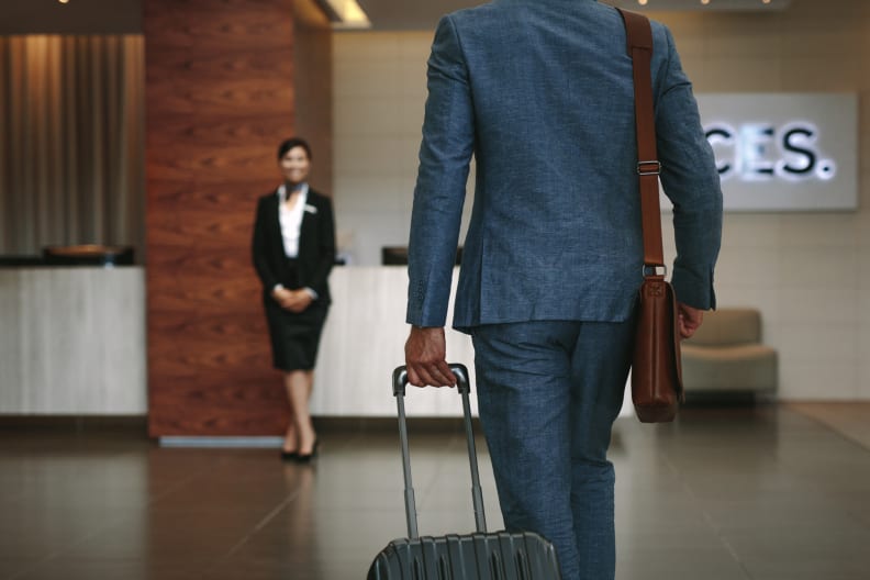 Geschäftsmann in Hotellobby © jacoblund/iStock / Getty Images Plus via Getty Images