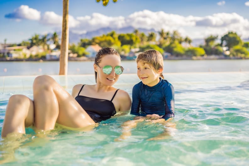 Glückliche Familie, die sich im Sommerurlaub entspannt ©iStock.com/galitskaya