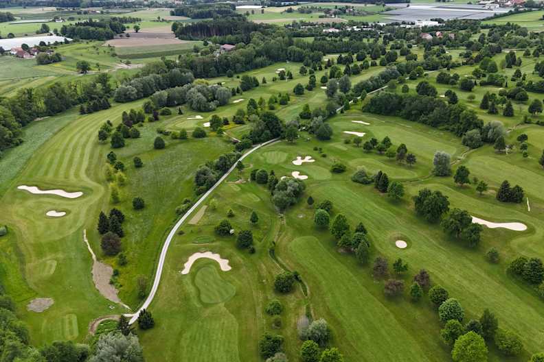 Blick von oben auf die Golfanlage Ravensburg.