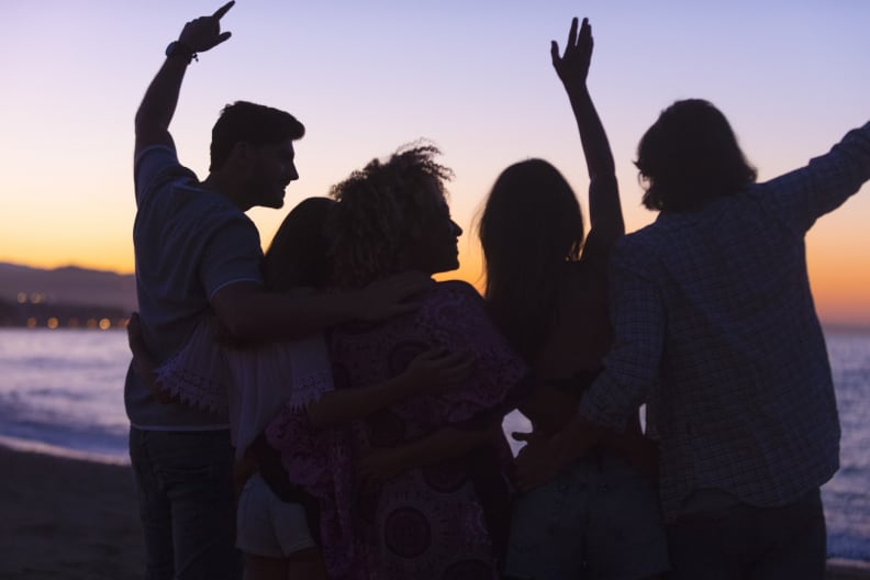 Gruppe feiert am Strand © courtneyk/E+ via Getty Images