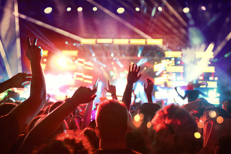Gruppe von Fans bei einem Konzert © gilaxia/E+ via Getty Images