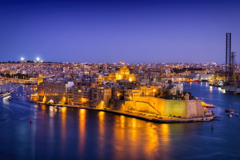 Hafen bei Nacht, Malta © ewg3D/E+ via Getty Images