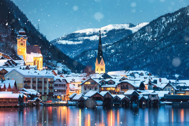 Hallstatt im Winter © iStock.com/borchee