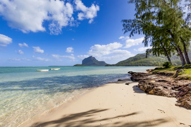 Strand auf Mauritius ©35007/iStock / Getty Images Plus via Getty Images