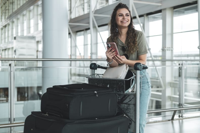 Junge Frau im Flughafen ©wsfurlan/E+ via Getty Images