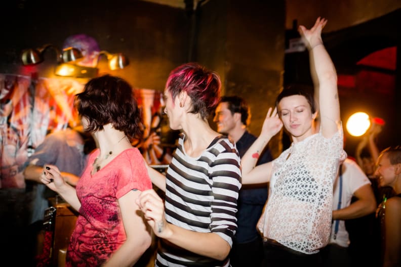 Junge Menschen tanzen auf einer Party. ©TommL/E+ via Getty Images