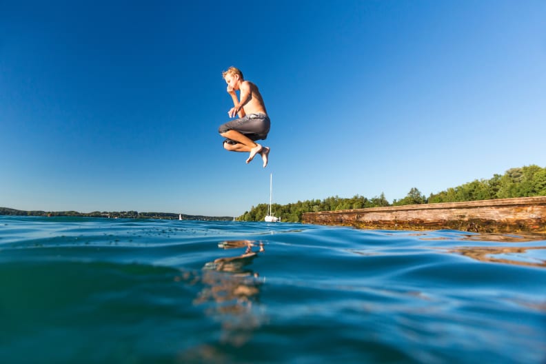 Junge springt in See © mmphoto - stock.adobe.com