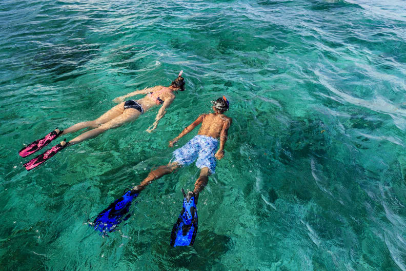 Junges Paar schnorchelt im Ostchinesischen Meer, Philippinen © iStock.com/hadynyah