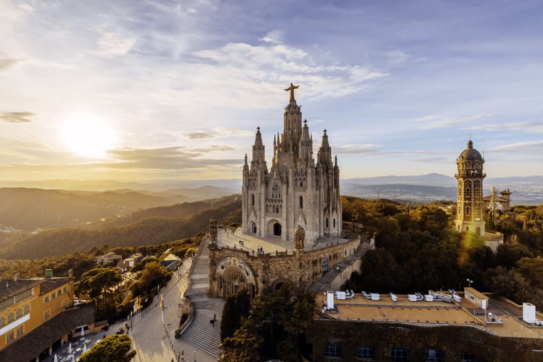 Kirche Sagrat Cor auf dem Tibidabo, Barcelona, Spanien © Alexander Spatari/Moment via Getty Images