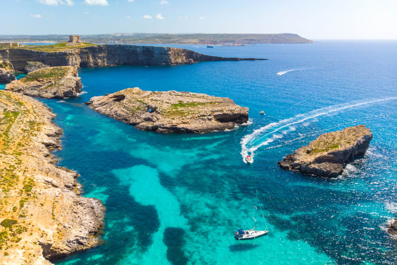Bote vor der Küste von Comino, Malta © iStock.com/Karina Movsesyan
