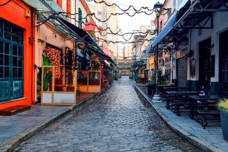 Eine Gasse im Ausgehviertel Ladadika in Thessaloniki, Griechenland