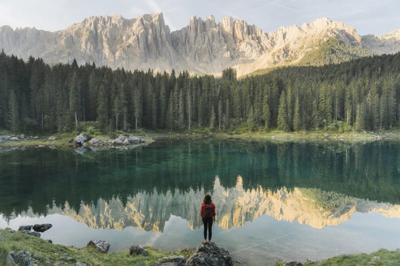Lago di Carezza in den Dolomiten ©Oleh_Slobodeniuk/E+ via Getty Images